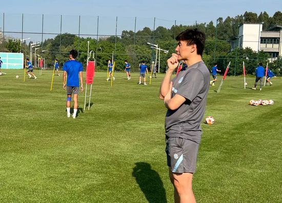 操纵校刊在校园里掀起自由怒潮，心里极端巴望成长，本色却还没有成熟。